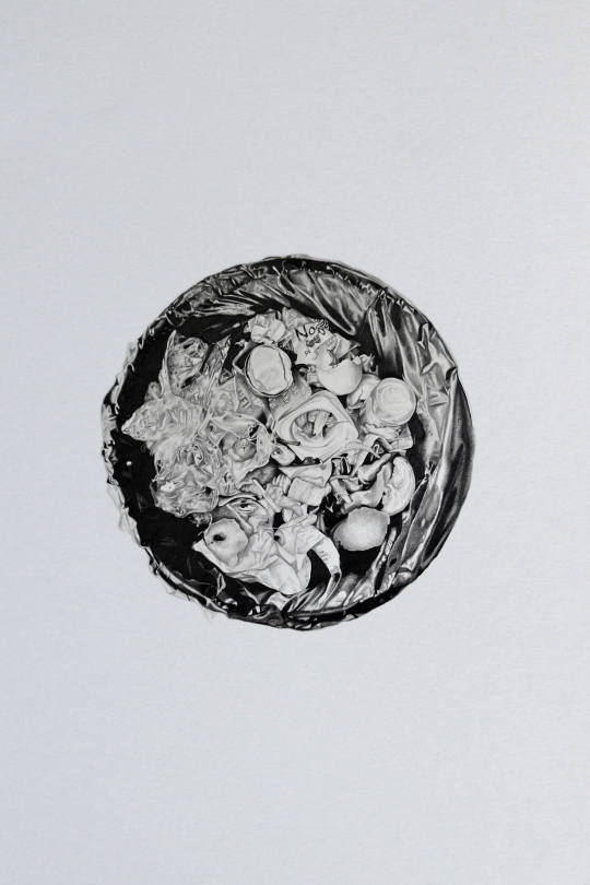 Manon Pellan, "Trash 1", crayon graphite sur papier, 76 x 56 cm, 2020