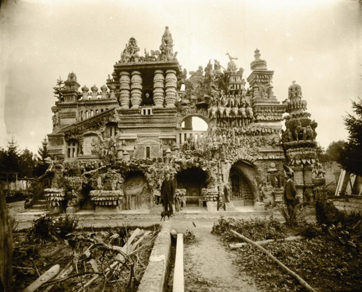 La façade nord du « Palais idéal » de Joseph Ferdinand Cheval (au centre), plus connu sous le nom de facteur Cheval (1836-1924), à Hauterives (Drôme) vers 1907.   Unique au monde, le Palais idéal a inspiré les artistes durant plus d’un siècle. Indépendant de tout courant artistique, construit sans aucune règle d’architecture, le Palais idéal a fait l’admiration des surréalistes, a été reconnu comme une œuvre d’art brut. En 1969, il a été classé monument historique, au titre de l’art naïf, par le ministre des Affaires culturelles Edmond Michelet, dans la continuité des démarches initiées par son prédécesseur André Malraux.  Photo DR