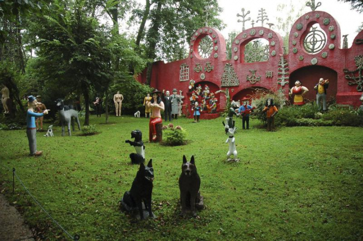 Le jardin habité de La Fabuloserie (1979), paysagé par Alain Bourbonnais autour d’une pièce d’eau, cet espace vert est agrémenté de sculptures, de girouettes...