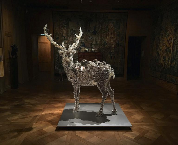 Œuvre de Kohei Nawa au sein de l’exposition « PixCell-Deer », en décembre 2018. Le cerf – animal sacré dans le Japon ancien – est recouvert de sphères de verre, fragmentant sa silhouette. L’œuvre venait dialoguer avec les images de cerf issues de la culture occidentale qui sont déjà présentes dans la collection permanente. Photo DR