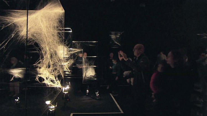 Les toiles tissées par plusieurs centaines d’araignées constituaient une partie de l’installation de Tomás Saraceno, au sein de l’exposition ON AIR   au palais de Tokyo d’octobre 2018 à janvier 2019.   Capture vidéo, réalisation : Maya Carillon ©Connaissance des Arts 2018. Pour toutes les œuvres qui apparaissent dans la vidéo : Courtesy de l’artiste et d’Andersen’s Contemporary (Copenhagen), Esther Schipper (Berlin), Pinksummer Contemporary Art (Gênes), Ruth Benzacar (Buenos Aires), Tanya Bonakdar Gallery (New York)