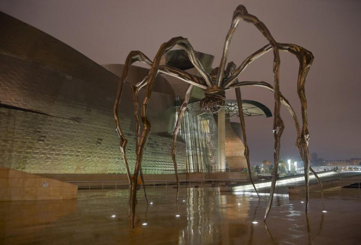 Louise Bourgeois (1911-2010), Maman, 1999, bronze, marbre et acier inoxydable, 895 x 980 x 1.160 cm, édition 2/6. Musée Guggenheim de Bilbao.  « L’araignée est une ode à ma mère. Elle était ma meilleure amie. Comme une araignée, ma mère était une tisserande. Ma famille était dans le métier de la restauration de tapisserie et ma mère avait la charge de l’atelier. Comme les araignées, ma mère était très intelligente. Les araignées sont des présences amicales qui dévorent les moustiques. Nous savons que les moustiques propagent les maladies et sont donc indésirables. Par conséquent, les araignées sont bénéfiques et protectrices, comme ma mère »  Louise Bourgeois.  Photo Didier Descouens