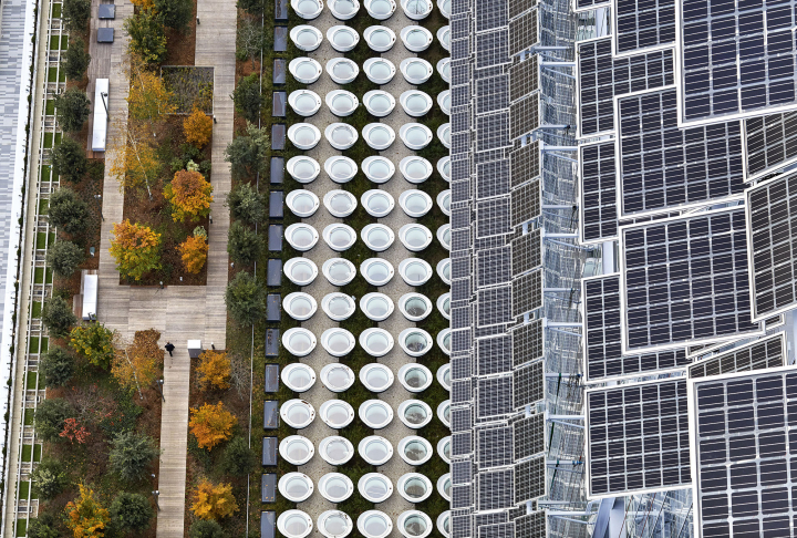 Michel Denancé, Le Tribunal de Paris vu depuis la nacelle de nettoyage des façades de la tour, 2017, Renzo Piano Building Workshop architectes