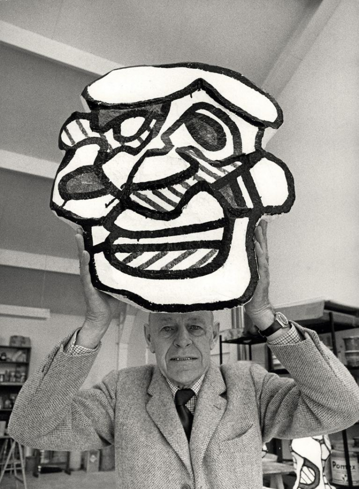 Portrait de Jean Dubuffet au masque.   Photo Kurt Wyss / Galerie Jeanne Bucher Jaeger.