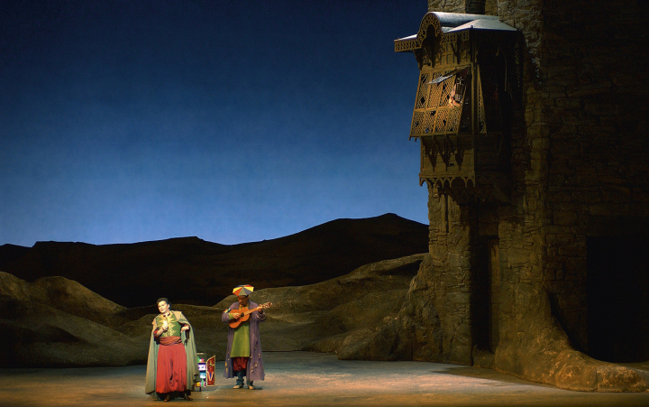 Le Barbier de Séville, acte 1, le désert et la prison, le Comte (Raul Gimenez) et Figaro (Dalibor Jenis). Photo DR / Opéra national de Paris