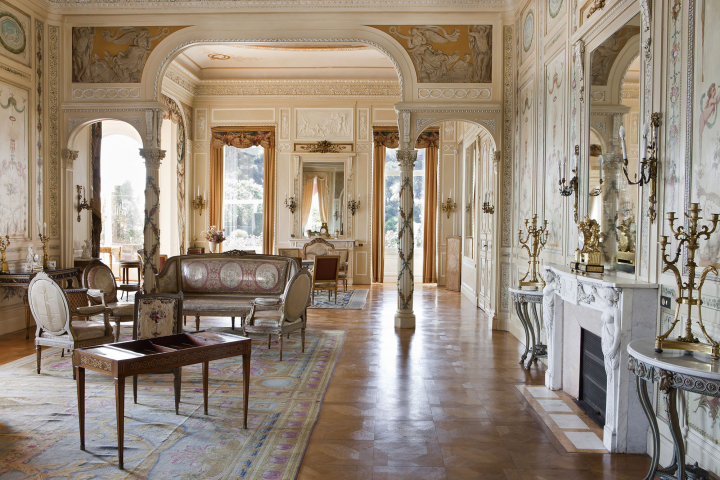 Le grand salon, au mobilier de style Louis XVI
