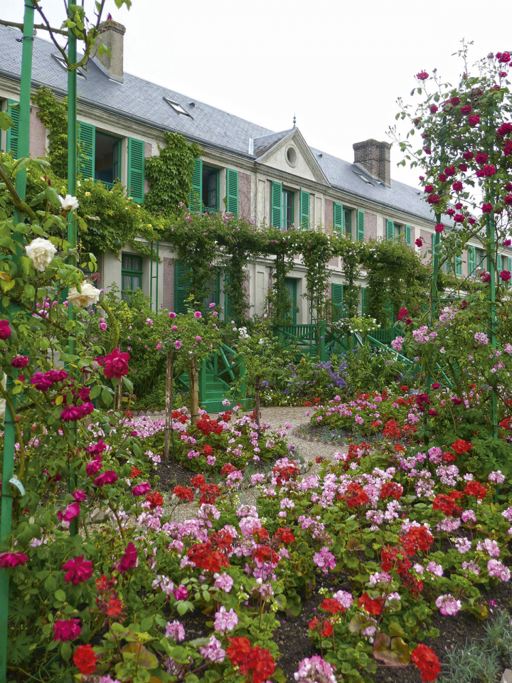 Vue du Clos normand et de sa longue maison en crépi rose. 