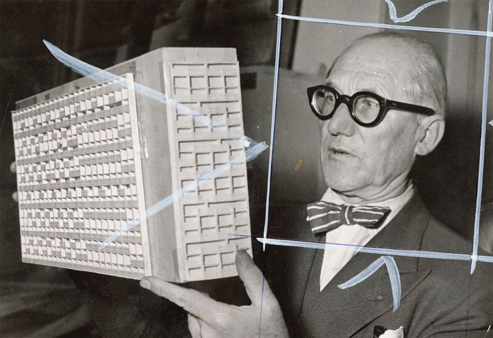 L’architecte Le Corbusier (1887-1965) présentant une maquette, 1957. © F.L.C. / Adagp, Paris, 2023