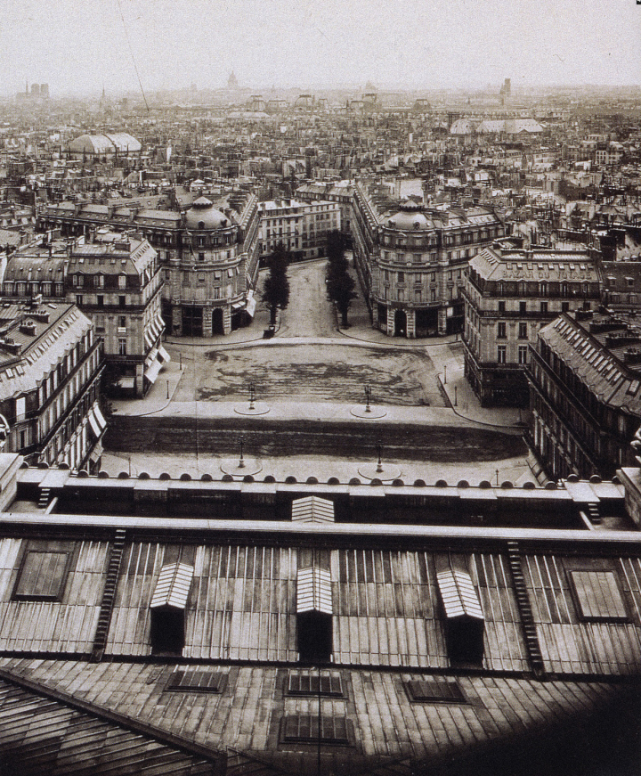 Vue de la place de l’opéra depuis les toits de l’édifice avant la percée de l’avenue de l’opéra