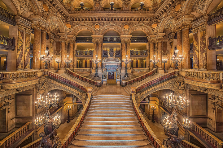 L’impressionnant volume du grand escalier d’honneur