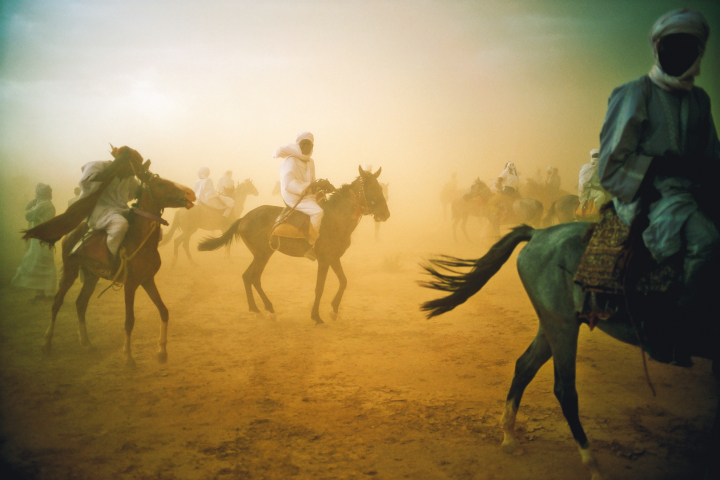 Tchad, Cavaliers submergés par une tempête de sable, © Pascal Maitre / MYOP