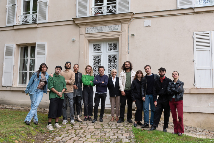 Les artistes en résidence autour de Jean-Michel Othoniel devant l’entrée de la Villa Dufraine
