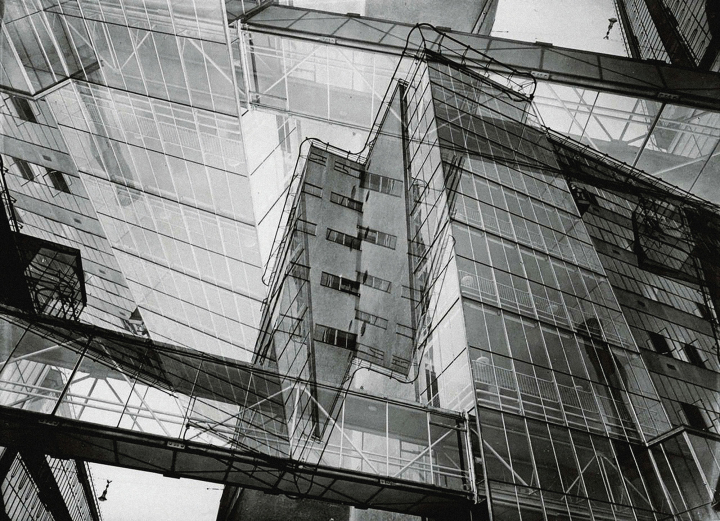 Jan Kamman (1898-1983), Vue extérieure de l’usine Van Nelle montrant une passerelle, Rotterdam, Pays-Bas, circa 1930