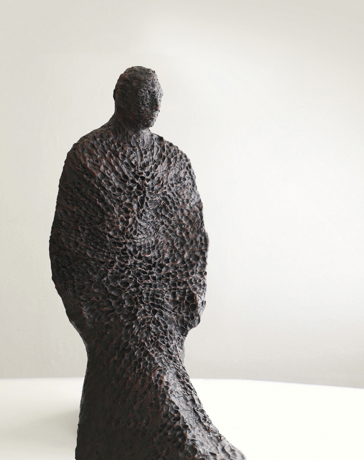Jean Anguera, La terre jusqu’à l’homme, 2022, matériau composite, 102 x 37 x 69 cm.