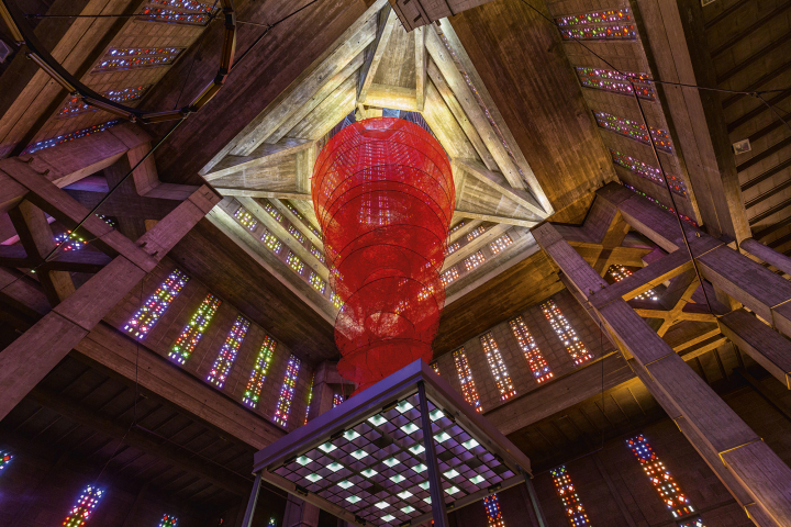 Accumulation of Power, 2017, installation de l’artiste japonaise Chiharu Shiot dans l’église Saint-Joseph du Havre (76).