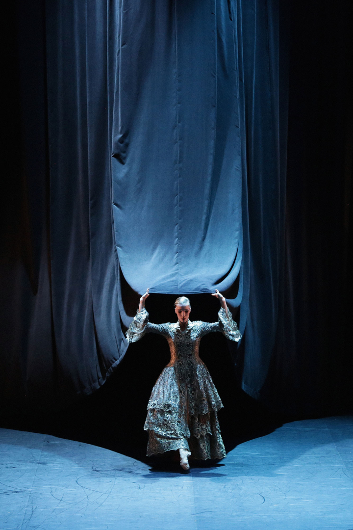 Page de gauche : Claire Lonchampt dans La Belle et la Bête, chorégraphie de Thierry Malandain sur une musique de Piotr Ilitch Tchaïkovski, création pour la 17e Biennale de la Danse de Lyon, 2016.  Photo Olivier Houeix