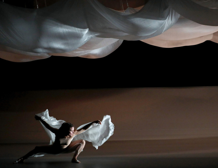 Solstice, mise en scène et chorégraphie de Blanca Li, musique de Tao Gutierrez, créé en 2017 au Théâtre national de Chaillot.  Photo Patrick Berger