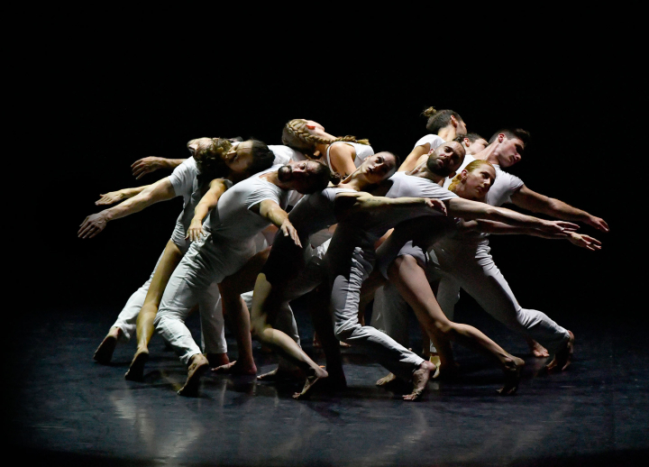 Gravité, chorégraphie d’Angelin Preljocaj, musiques de Maurice Ravel, Johann Sebastian Bach, Iannis Xenakis, Dimitri Chostakovitch, Daft Punk, Philip Glass, 79D. Créé en 2018 dans le cadre de la Biennale de la Danse de Lyon.  Photo Jean-Claude Carbonne