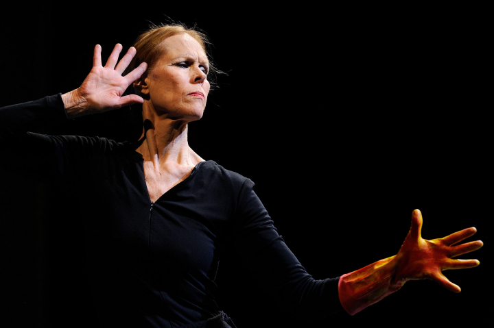 Dialogue avec Rothko, chorégraphie et interprétation des textes de Carolyn Carlson, musique originale et violoncelle de Rémi Nicolas. Créé en 2013 au Colisée - Théâtre de Roubaix.  Photo Laurent Paillier