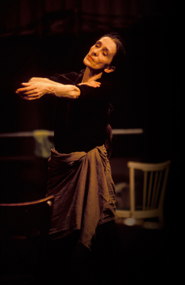 Pina Bausch pendant les répétitions de sa pièce Café Müller. Photos Wolfgang Kunz
