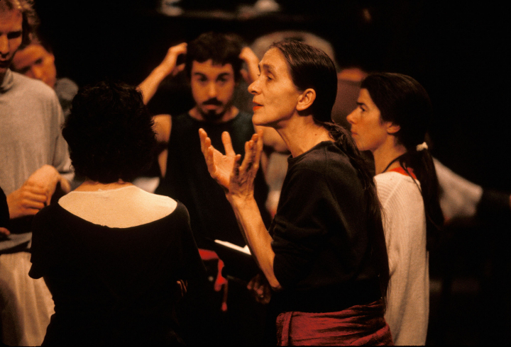 Pina Bausch, avec les danseurs du Tanztheater Wuppertal, pendant les répétitions de sa pièce Café Müller. Photo Wolfgang Kunz