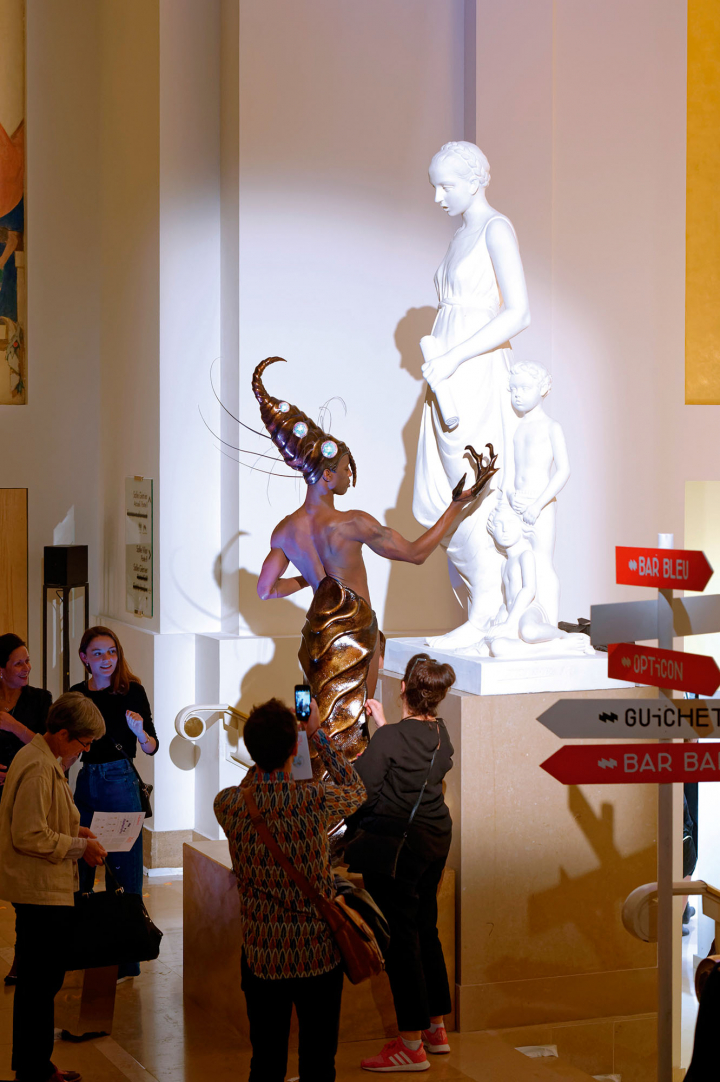 Avec Tout doit disparaître, Philippe Decouflé invite le public à une déambulation dans le théâtre, 2019. Photo Sigrid Colomyes