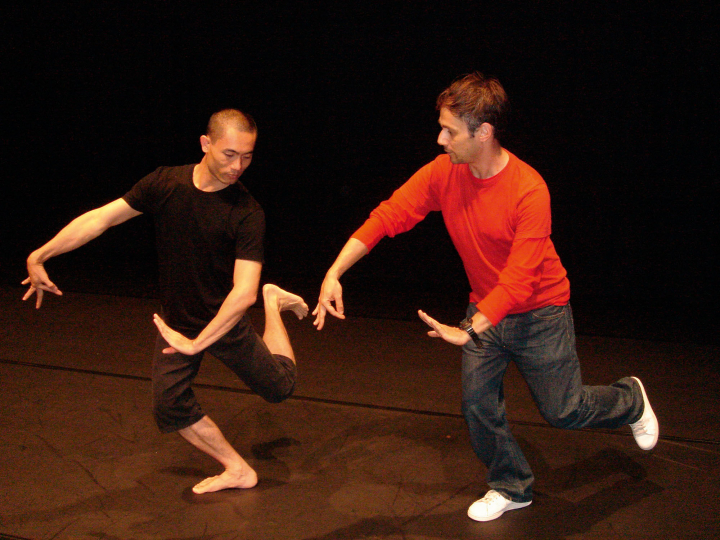 Pichet Klunchun and myself, conception Jérôme Bel, commande de Tang Fu Kuen pour le Bangkok Fringe Festival, 2004. Photo DR