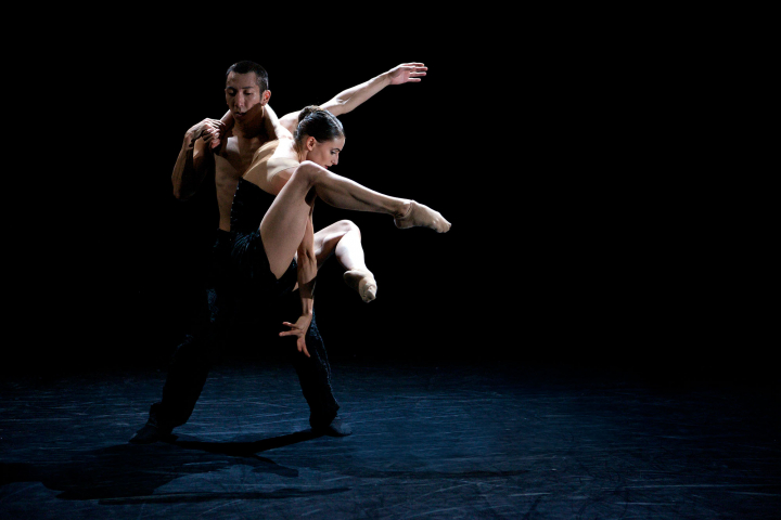 Mémoires d’oubliettes, 2009, chorégraphie de Jiří Kylián, avec Aurelie Cayla and Kenta Kojiri, Lucent Danstheater de La Haye.  Photo : Jason Akira Somma