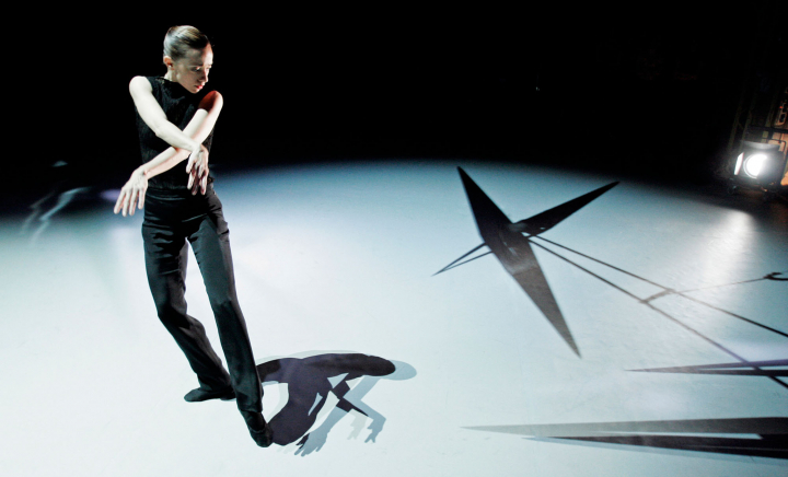 Nancy Euverink dans Toss of a Dice, 2005, chorégraphie de Jiří Kylián, Lucent Danstheater de La Haye.  Photo Joris Jan Bos