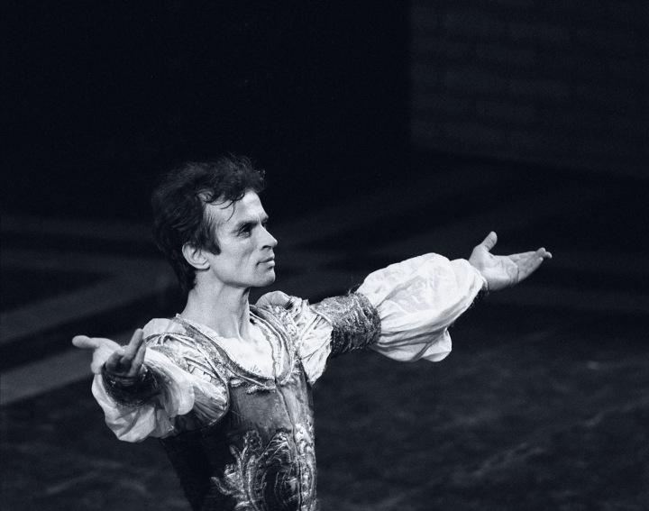 Rudolf Noureev dans le Romeo et Juliette dont il a créé la chorégraphie, musique de Sergueï Prokofiev, 1977. Photo DR