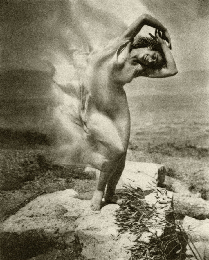 Le photographe Edward Steichen (1879-1973) immortalisait Isadora Duncan dansant sur l’Acropole, en 1921.