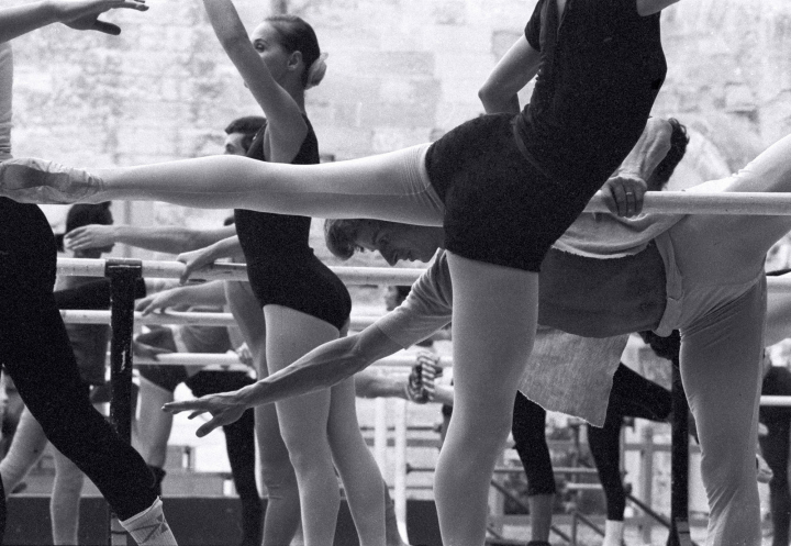 En juin 1982, dans les arènes d’Arles, le photographe et futur académicien Lucien Clergue saisissait Maurice Béjart, avec le Ballet du XXe Siècle, en répétition de sa création Thalassa Mare Nostrum, sur une musique de Mikis Theodorakis.