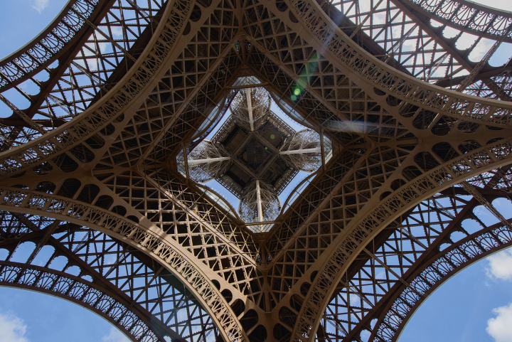 La tour Eiffel vue du parvis en contreplongée