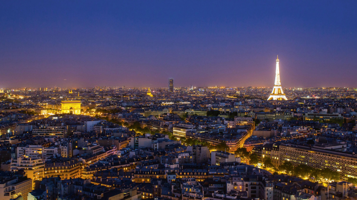 Horizon nocturne de Paris avec l’Arc de Triomphe et la tour Eiffel