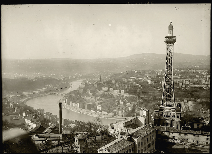 La ville de Lyon vue de Fourvière, avec, au premier plan, sa tour métallique inspirée par la tour Eiffel, 1917