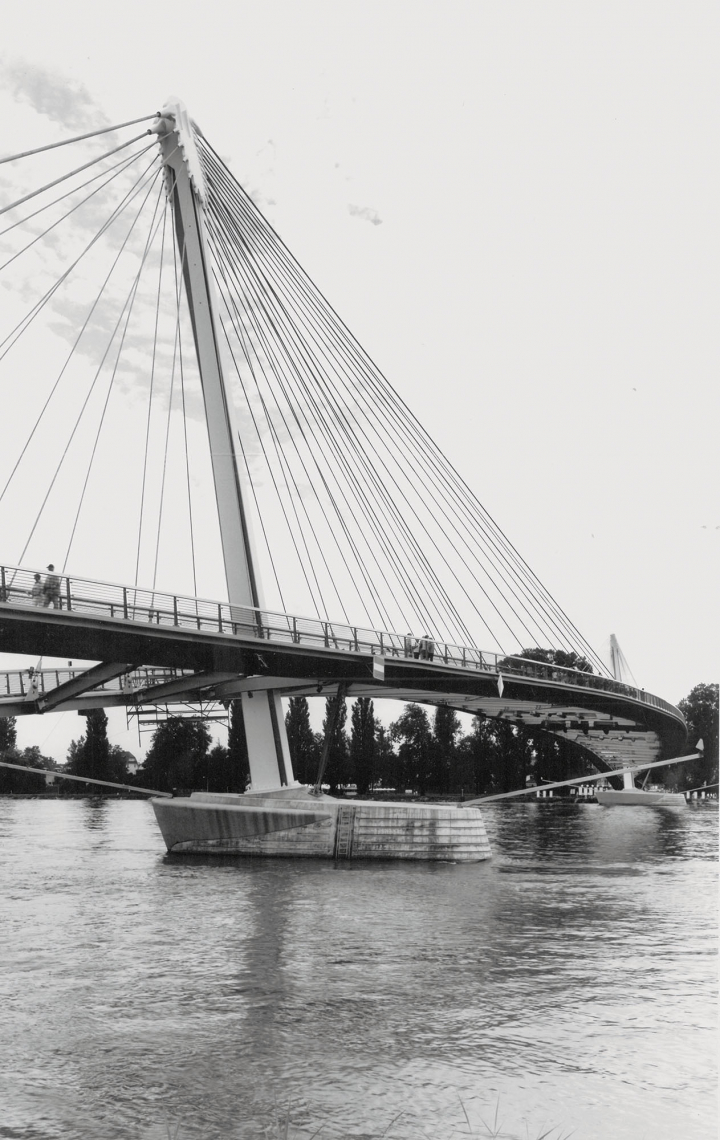 La Passerelle des deux rives, entre Strasbourg et Kehl, sur le Rhin, 2004. Marc Mimram architecte. Photo Gabriele Basilico