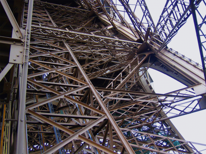 La structure métallique et géométrique de la tour Eiffel