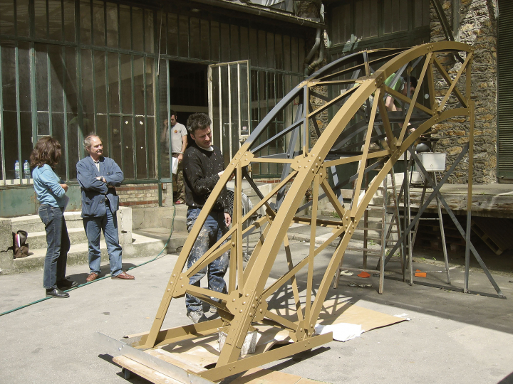 Assemblage, dans une fonderie, d’une structure,  copie d’une pièce de la Tour