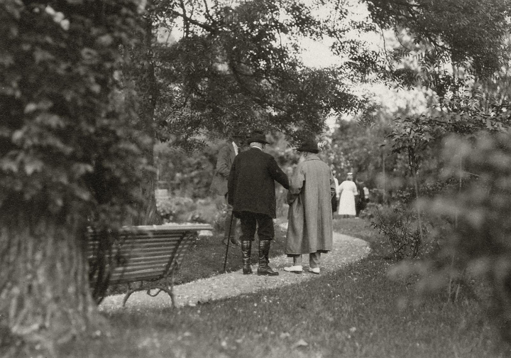 Claude Monet et Georges Clemenceau dans une allée  du jardin, Giverny, vers 1921