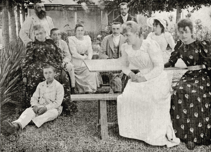 La famille Hoschedé-Monet au grand complet  dans le jardin de la maison à Giverny, vers 1886