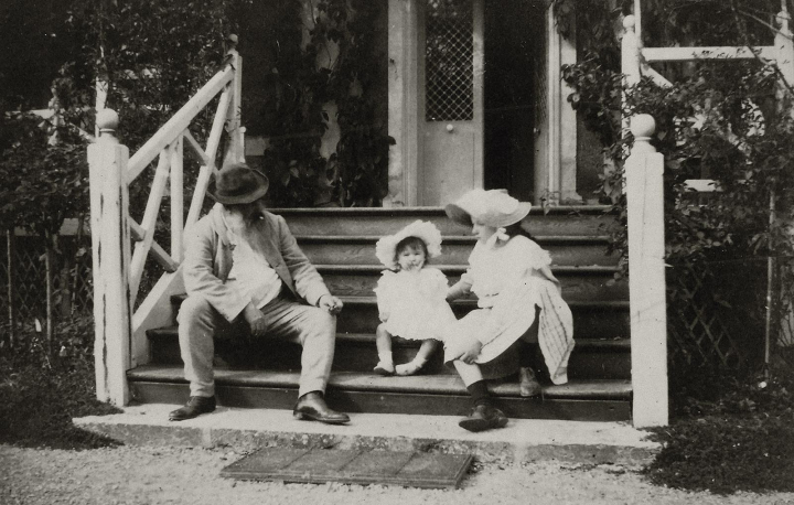 Anonyme, Claude Monet et deux de ses belles-petites-filles, Simone Salerou et Alice Butler, Giverny, 1905