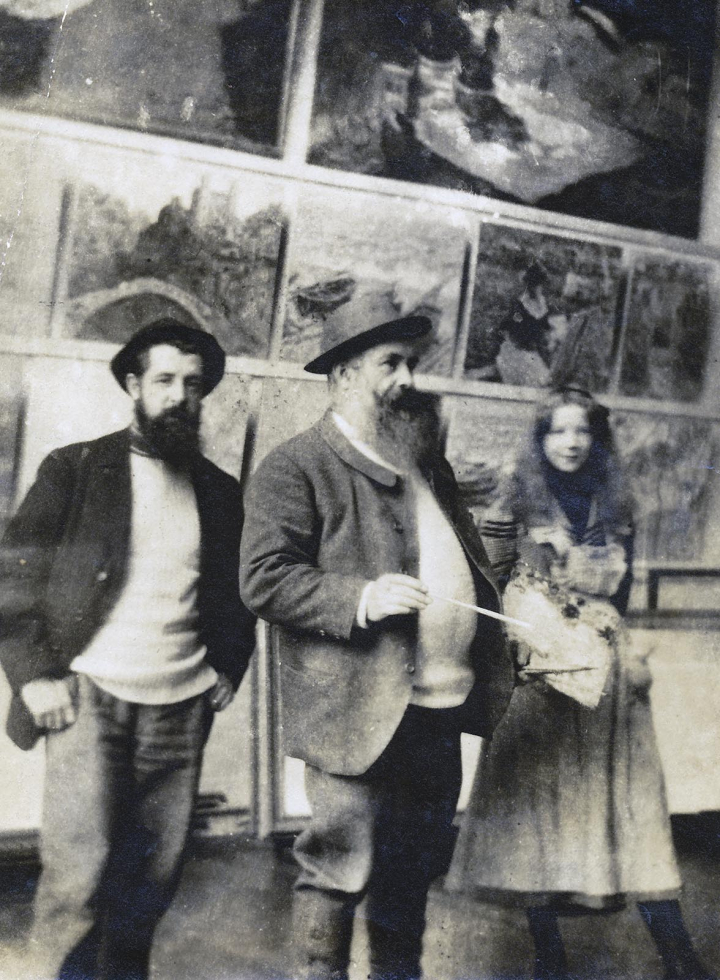 Michel Monet, Anna Bergman, la belle-fille de Jacques Hoschedé, et Claude Monet dans le deuxième atelier,  Giverny, vers 1900.