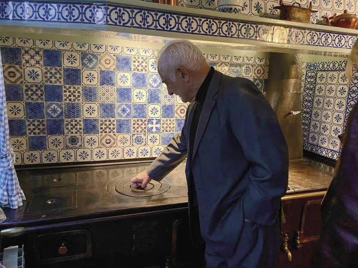 Guy Savoy dans la cuisine de Claude Monet, à Giverny