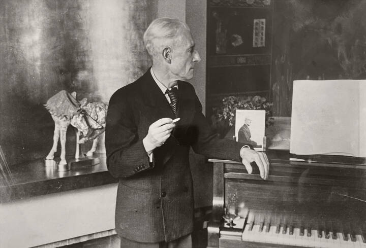 Maurice Ravel, dernière photo du compositeur prise, le 2 novembre 1937 chez madame Jacques Meyer. Il meurt peu de temps après dans une maison de santé de la ville d'Auteuil, le 28 décembre. Auteur inconnu.