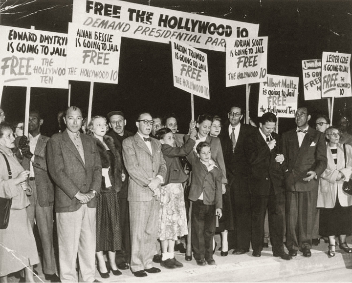 Adieu à l'aéroport de Los Angeles, le 8 juin 1950, aux membres envoyés en prison des « 10 de Hollywood », scénaristes, réalisateurs et producteurs ayant refusé de coopérer, en 1947, avec la Commission des activités anti-américaines de la Chambre des représentants (HUAC). Dalton Trumbo est le 4e à partir de la gauche. Photo Wisconsin Center for Film and Theater Research