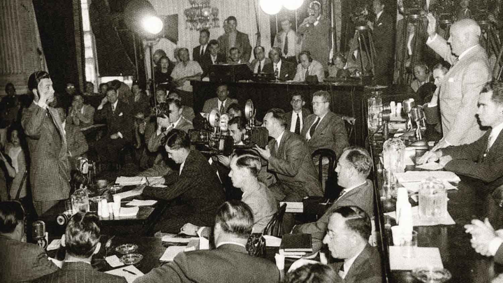 L'acteur Robert Taylor devant la Commission des activités anti-américaines de la Chambre des représentants (HUAC), 1947. Photo Globe Photos Inc. 1947.