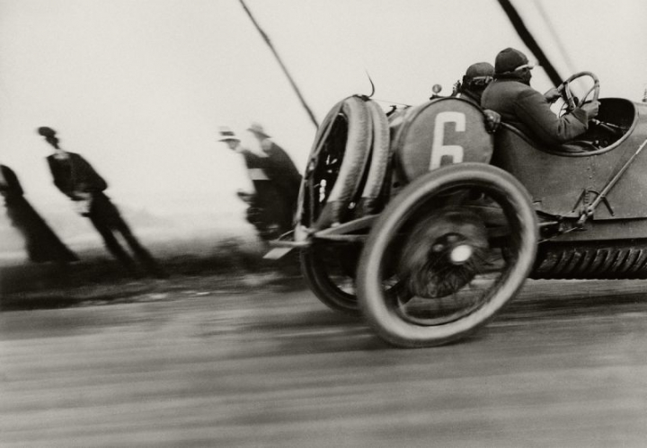 Jacques-Henri Lartigue (1894-1986), « Grand Prix de l’ACF, automobile Delage », circuit de Dieppe, 26 juin 1912, tirage gélatino-argentique. Photo Ministère de la Culture - France / AAJHL