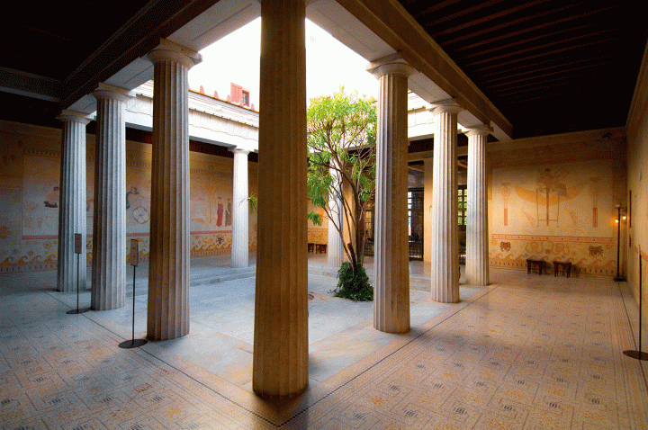 Située à Beaulieu-sur-Mer, dans les Alpes-Maritimes, au pied des monumentales falaises d’Èze, la villa Kérylos est un véritable hommage à la civilisation grecque. Concrétisation du rêve de Théodore Reinach (1860-1928), archéologue et homme d’État français, cette reconstitution d’une demeure de la Grèce antique fut construite par l’architecte Emmanuel Pontremoli, entre 1902 et 1908. Photos Alamy