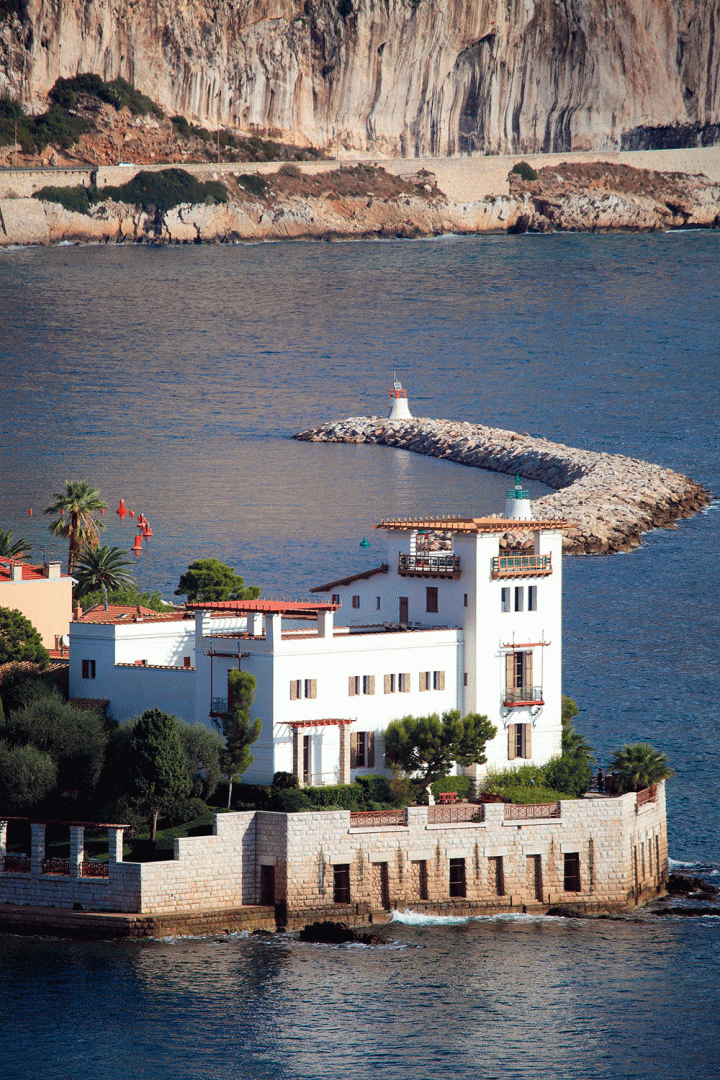 Située à Beaulieu-sur-Mer, dans les Alpes-Maritimes, au pied des monumentales falaises d’Èze, la villa Kérylos est un véritable hommage à la civilisation grecque. Concrétisation du rêve de Théodore Reinach (1860-1928), archéologue et homme d’État français, cette reconstitution d’une demeure de la Grèce antique fut construite par l’architecte Emmanuel Pontremoli, entre 1902 et 1908. Photos Alamy