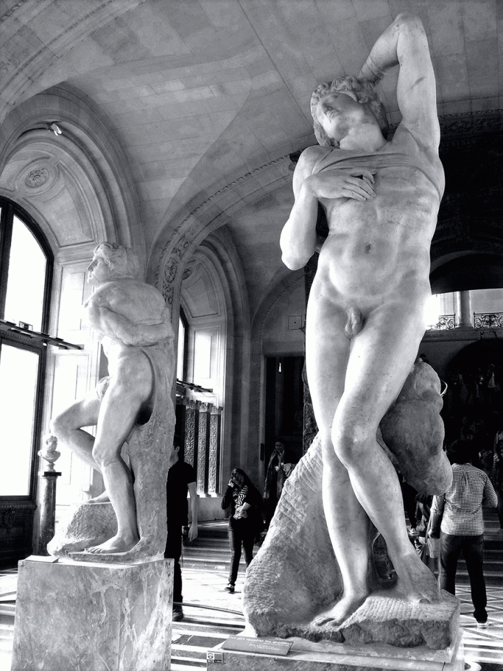 Michelangelo Buonarroti dit Michel-Ange (1475-1564), "l’Esclave rebelle" et, au premier plan, "l’Esclave mourrant", vers 1513, marbre, hauteur 2,10 m, aile Denon du musée du Louvre. Photo DR
